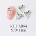 Vue macro de breloques à ongles en forme de nœud avec cœurs verts et cadres argentés - Nœud Vert Herbe Base Argentée (AB64)