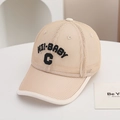 Dettaglio del cappellino beige a rete per bambini con ricamo HI-BABY C e tessuto traspirante - 54cm (3-8 anni) / Cachi
