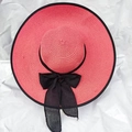 Cappello di paglia rosa corallo a tesa larga con fiocco nero e bordo a contrasto - Taglia Unica (55-58cm) / Bordo Nero Rosso Anguria