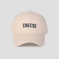 Nahaufnahme der beigen Baumwoll-Baseballkappe mit schwarzer 3D CHEESE Stickerei - M / Beige