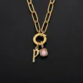 Halskette aus Edelstahl mit gotischem Buchstaben P und rosa Schmuckstein Anhänger - Buchstabe P