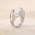 Detalle macro de un anillo de acero inoxidable plateado con diseño curvo grueso - US 6 / Estilo De Línea De Corriente Irregular (KR1088069-KJX) / Plateado