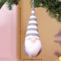 Weihnachtswichtel zum Aufhängen mit grau-weiß gestreifter Strickmütze am Baum, 15cm - Stil D