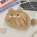 Dettaglio dell'astuccio in peluche con ricami e pompon sulla cerniera lampo - Orso Cachi