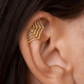 Ear cuff a ragnatela dorata gotica con design geometrico traforato per look di Halloween - Ear Cuff a Ragnatela Dorata