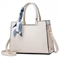 Elegante bolso de mano crema en cuero granulado con herrajes dorados y un pañuelo - Blanco Roto