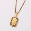 Détail du pendentif carré plaqué or 18k serti de cristaux avec gravure arabe - Avec chaîne / Or avec pierre