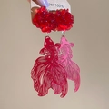 Detail der lasergeschnittenen Goldfisch-Ohrringe mit roten Harzblumen im China-Stil - Rot (Silberner Ohrstecker)