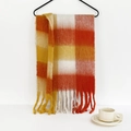 Nahaufnahme eines weichen Mohair-Schals mit Karomuster in Orange, Gelb und Fransen - 210cmx40cm / Gelb Weiß Rot