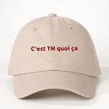 Beige katoenen baseballpet met rode Franse tekstborduring C'est TM quoi ça op voorzijde - Eén maat / Licht kaki