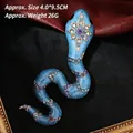 Dettaglio della spilla a serpente vintage con smalto blu, strass e misure indicate - Blu (XZ24396)