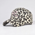 Dettaglio del cappello leopardato con ricamo rosa C'est Belle e piccolo logo a cuore - Regolabile / Stampa leopardata