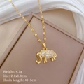 Makroaufnahme einer goldenen Elefantenkette mit funkelnden Kristallen auf Leder - Goldener Elefant (B129)