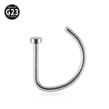 Detail eines silbernen G23-Titan-D-Nasenrings mit glanzpolierter Metalloberfläche - Bogen / 0.8x8mm