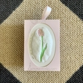 Rosa Geschenkbox mit weißem Korallenvlies-Handtuch mit Tulpenstickerei und Schleifengriff - Rosa Tulpe