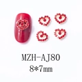 Vue macro de bijoux d'ongles en cœur rouge 8x7mm avec base dorée pour manucure - Cœur Rouge Gemme (AJ80)