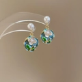Detail von blauen Emaille-Ohrringen mit weißen Blumenanhängern und Gold-Perlensteckern - 61# Silbernadel - Gold & Blau