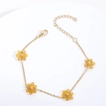 Detail van gouden kettingarmband met gele kristallen bloemen en verstelbare karabijnsluiting - Oorhaken met ketting (paar) / Geel
