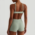 Completo yoga Y2K verde chiaro a coste con crop top e pantaloncini, vista posteriore - S / Verde Fagiolo