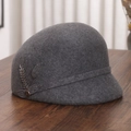 Detail eines dunkelgrauen Wollhutes mit eleganter Weizensequenz-Stickerei und Perlenverzierung - M (56-58cm) / Grau