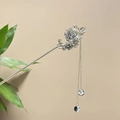 Silberne Vintage-Haarnadel mit Rosenrelief und hängenden Quasten mit Kristallperlen - Silberne Rose Strass Quasten-Stil (5896)