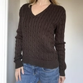 Maglione da donna marrone scuro con scollo a V a trecce e maniche lunghe in maglia fine - S / Marrone Scuro