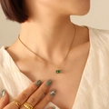 Elegante gouden ketting met een vierkante groene zirkoon hanger gedragen door een model - Gouden Ketting 40+5cm