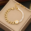 Dettaglio macro del bracciale a maglie dorate con zircone e ciondolo con numeri romani - Stile Tondo In Zirconia Con Numeri Romani (8#)