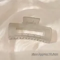 Dettaglio della molletta opaca color crema da 10,5cm su seta bianca pura - Quadrato Grigio