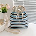 Borsa a secchiello in maglia a righe blu e nere con coulisse bianca e tracolla - Righe Blu
