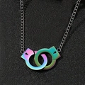 Dettaglio del ciondolo a manette iridescenti con catena a O in argento su nero - Collana Multicolore