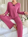 Detail von geripptem Lounge-Set mit Wellensaum und schwarzer Schleife in intensivem Magenta - S / Rosarot