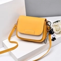 Borsa a tracolla minimalista gialla e beige con tracolla regolabile e dettaglio logo - Giallo