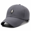 Dunkelgraue Baseballkappe mit dezentem Karomuster und silbernem Metallschild-Logo - Grau