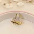 Prachtige gouden zeilboot broche met strassteentjes in een roze sieradendoosje - Kleine Zeilboot