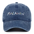 Dettaglio del ricamo Melanin bianco con punti colorati su berretto in denim lavato blu - Blu Notte