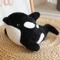 Plüsch Schwertwal Kuscheltier in Schwarz und Weiß auf einer runden Naturmatte - Schwertwal / 28cm