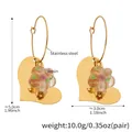 Detalle de pendientes de aro de corazón bañados en oro 18k con flor y medidas - Flor de resina blanca corazón dorado