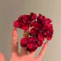 Elegante vintage haarspeld met donkerrode stoffen bloemen en gouden U-vormige clip - Haarstokje / Rood