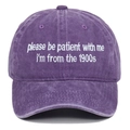 Détail de la broderie blanche sur une casquette en coton lavé violet au style rétro - Réglable / Violet