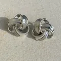 Pendientes de nudo en acero inoxidable plateado pulido con un diseño geométrico minimalista - Estilo de Nudo de Tres Anillos Entrelazados (PD3706) / Plateado