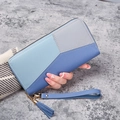 Cartera larga minimalista de mujer con bloques de color azul y gris y detalle de borla - Azul