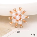 Vista macro de accesorio de flor en oro rosa de 3cm con perlas blancas y brillos - D676 Racimo de Flores de Perlas