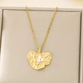 Collar dorado con colgante de hoja texturizada y tres perlas blancas en caja de regalo - Solo Colgante de Tres Perlas / Dorado (KP116045-MZOZ)