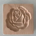 Molde rectangular de madera de haya para galletas con grabado profundo de rosa detallada - Rosa Roja