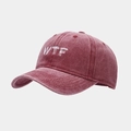 Detalle de gorra de béisbol granate lavada con bordado WTF blanco y textura estilo retro - Burdeos