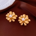 Detailansicht der 18k vergoldeten Blumenohrringe mit eleganter weißer Perle in der Mitte - Gold-Weiße Perle