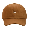 Gros plan détaillé de la broderie ours polaire blanc sur le devant d'une casquette marron - Café