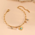 Elegante pulsera de acero inoxidable dorado con perlas y colgantes de corazón turquesa - Pulsera de Perlas Corazón Dorado (F314)