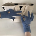 Primer plano de guantes de punto azules con bordado de oso pardo y puños elásticos - Azul Celeste